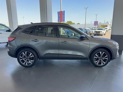 Carbonized Gray 2022 Ford Escape SE