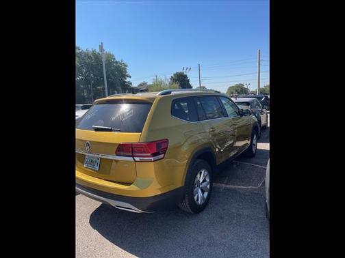 Photo 3 of 4 of 2020 Volkswagen Passat 2.0T R-Line