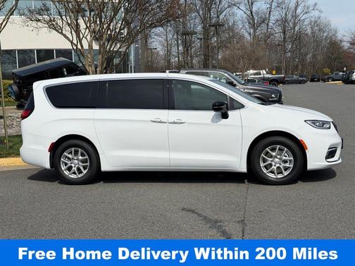 Bright White Clearcoat 2026 Chrysler Pacifica Select
