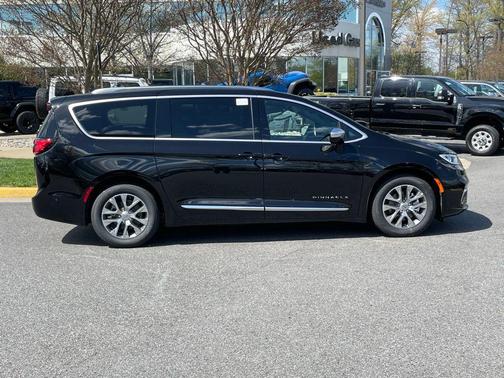 2025 Chrysler Pacifica Hybrid Pinnacle