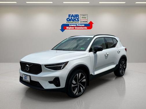 2024 Volvo XC40 B5 Plus Dark Theme