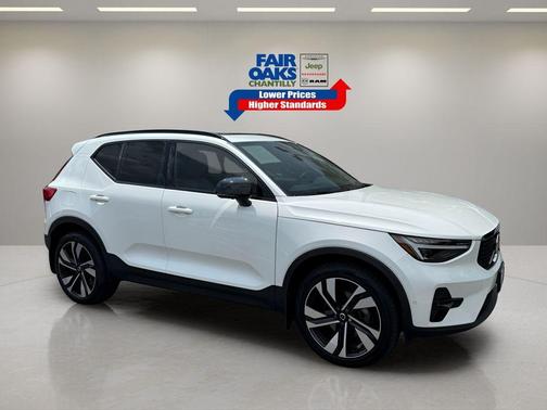 2024 Volvo XC40 B5 Plus Dark Theme