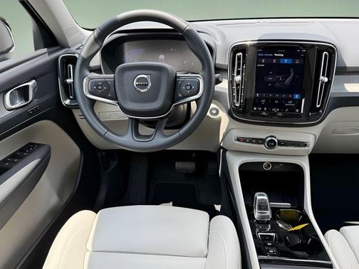 2024 Volvo XC40 B5 Plus Dark Theme