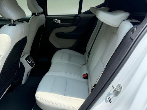 2024 Volvo XC40 B5 Plus Dark Theme