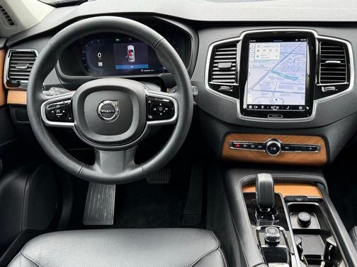2023 Volvo XC90 B5 Plus