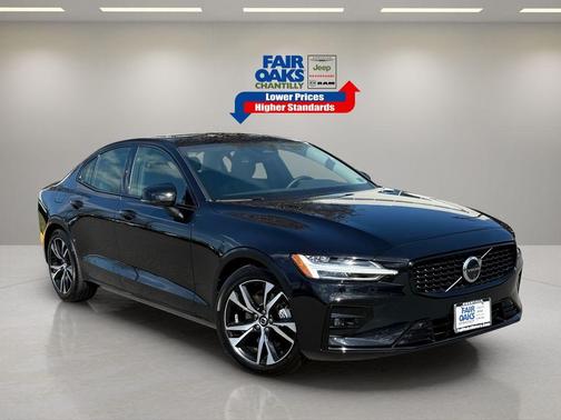 2024 Volvo S60 B5 Plus Dark Theme