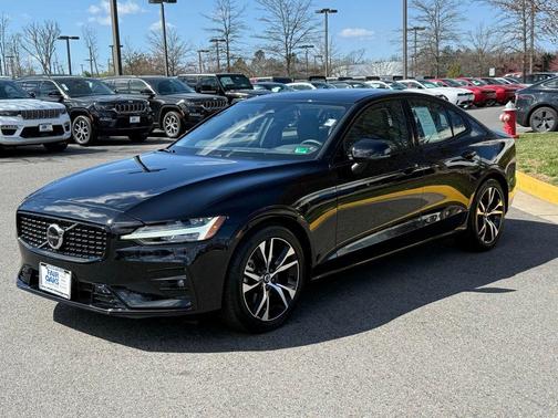 2024 Volvo S60 B5 Plus Dark Theme