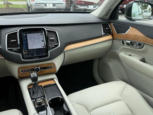 2022 Volvo XC90 T6 Momentum 6 Passenger