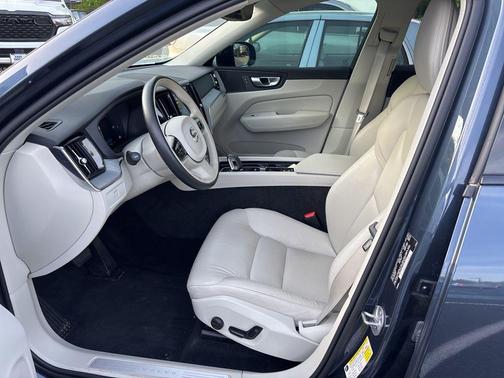 2024 Volvo XC60 B5 Plus Dark Theme