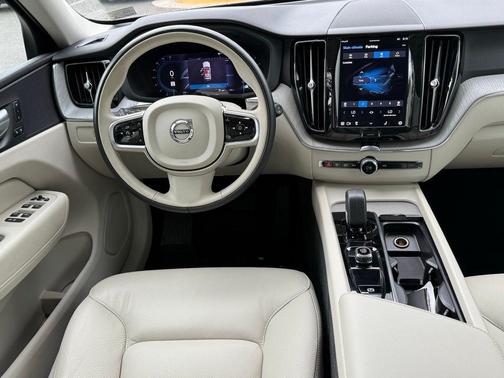 2024 Volvo XC60 B5 Plus Dark Theme