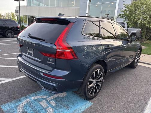 2024 Volvo XC60 B5 Plus Dark Theme