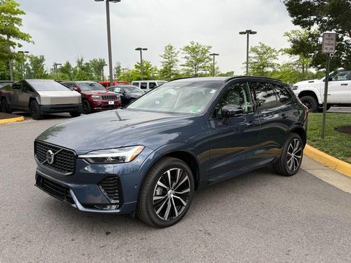 2024 Volvo XC60 B5 Plus Dark Theme