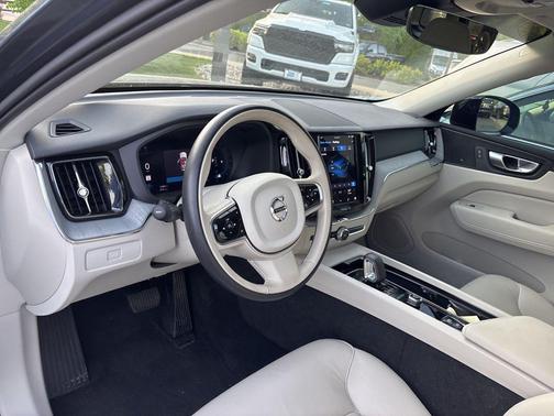 2024 Volvo XC60 B5 Plus Dark Theme