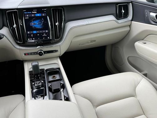 2024 Volvo XC60 B5 Plus Dark Theme