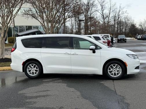 2022 Chrysler Voyager LX