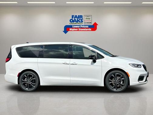 2026 Chrysler Pacifica Select