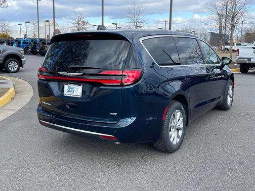 2025 Chrysler Pacifica Select