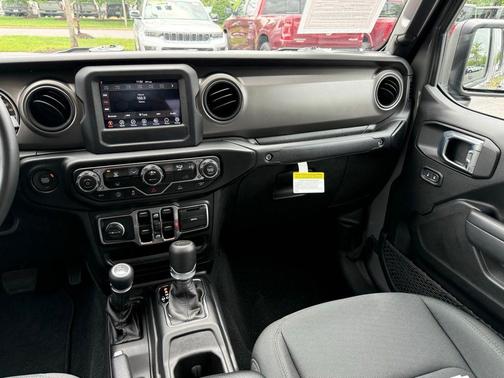 2022 Jeep Gladiator Sport