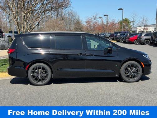 Diamond Black 2026 Chrysler Pacifica Select