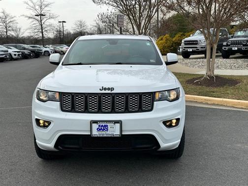Photo 5 of 28 of 2018 Jeep Grand Cherokee Altitude