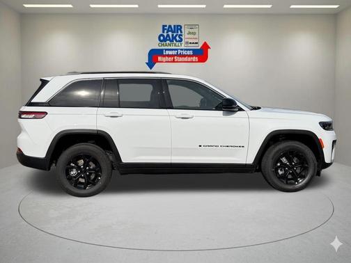 Bright White Clearcoat 2026 Jeep Grand Cherokee Laredo