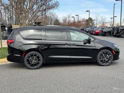 Diamond Black 2026 Chrysler Pacifica Limited