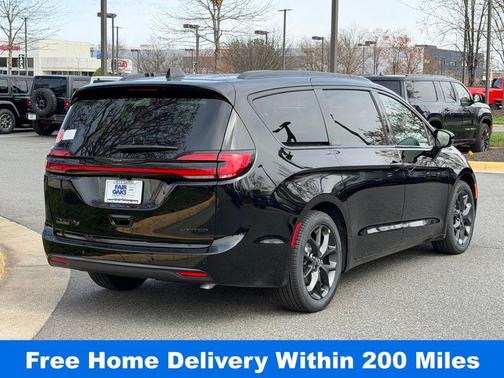 Diamond Black 2026 Chrysler Pacifica Limited
