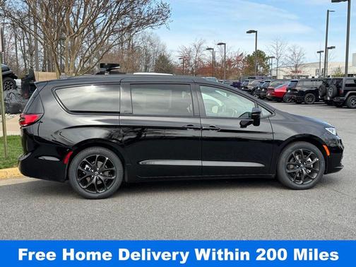 Diamond Black 2026 Chrysler Pacifica Limited