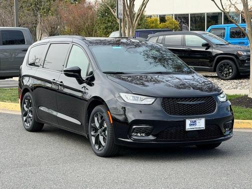 Diamond Black 2026 Chrysler Pacifica Limited