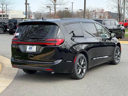 Diamond Black 2026 Chrysler Pacifica Limited