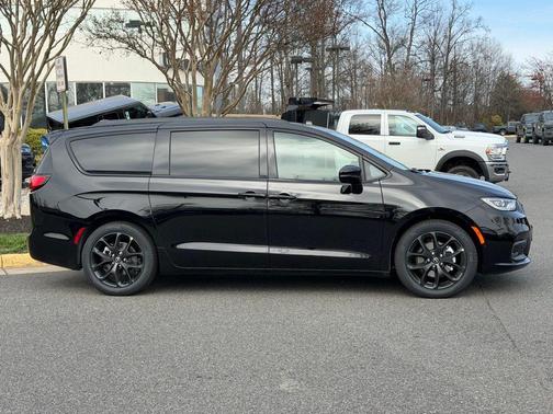 Diamond Black 2026 Chrysler Pacifica Limited