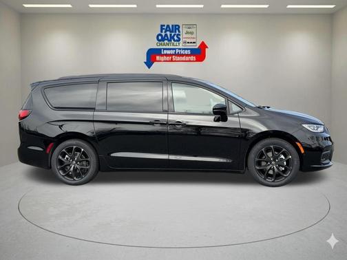 Diamond Black 2026 Chrysler Pacifica Limited