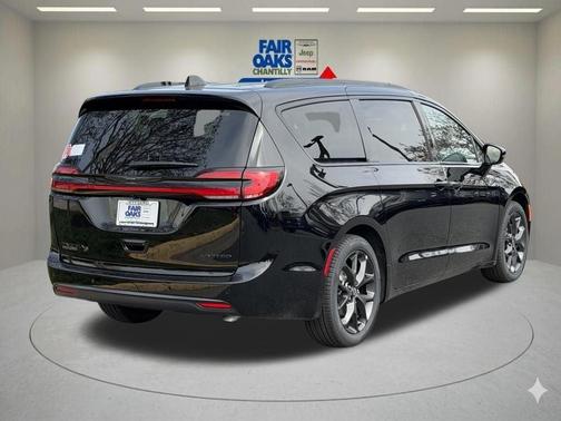 Diamond Black 2026 Chrysler Pacifica Limited