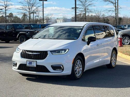 2025 Chrysler Pacifica Select