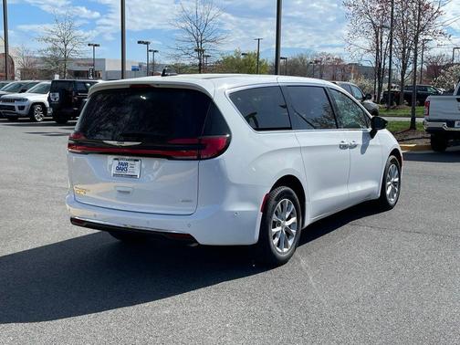 2025 Chrysler Pacifica Select