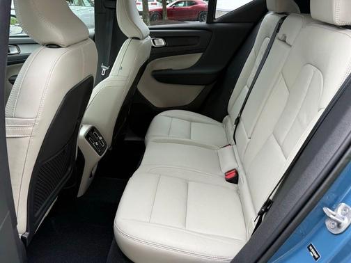2024 Volvo XC40 B5 Ultimate Bright Theme