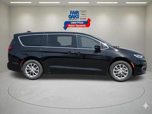 Diamond Black 2026 Chrysler Pacifica Limited