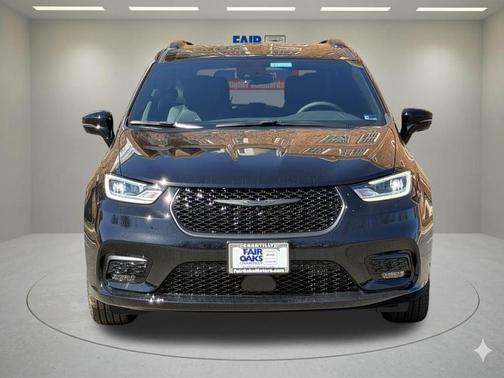 Diamond Black 2026 Chrysler Pacifica Select