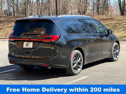 Diamond Black 2026 Chrysler Pacifica Select