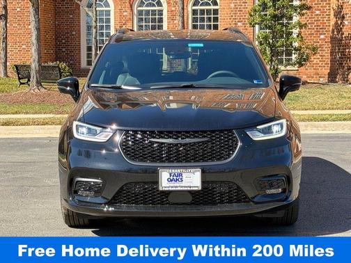 Diamond Black 2026 Chrysler Pacifica Select