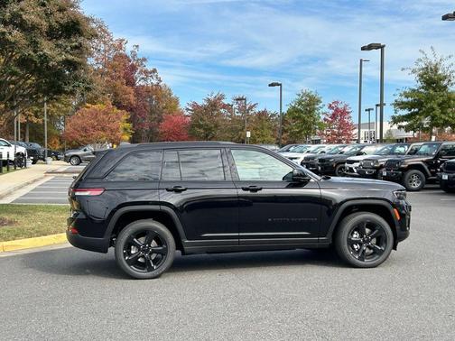 2025 Jeep Grand Cherokee Laredo