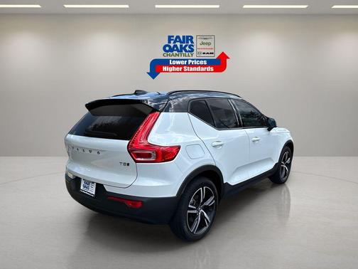 2022 Volvo XC40 T5 R-Design