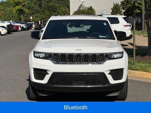 Bright White Clearcoat 2024 Jeep Grand Cherokee Laredo X