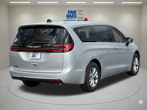 Silver Mist Clearcoat 2026 Chrysler Pacifica Limited