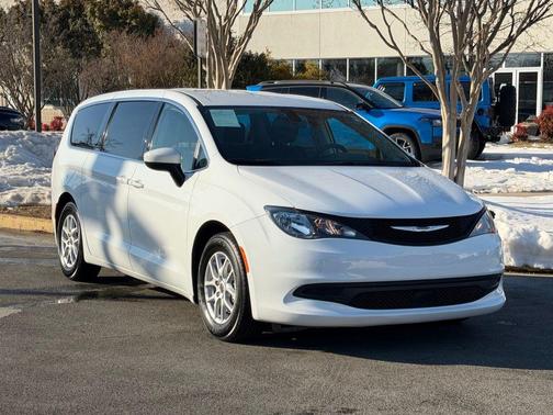2022 Chrysler Voyager LX
