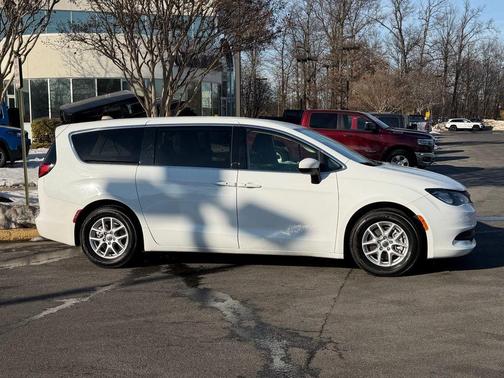 2022 Chrysler Voyager LX