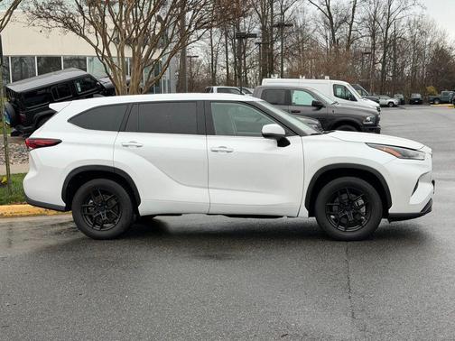 2024 Toyota Highlander LE