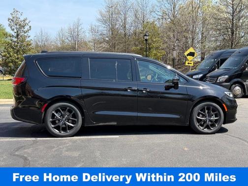 Diamond Black 2026 Chrysler Pacifica Select