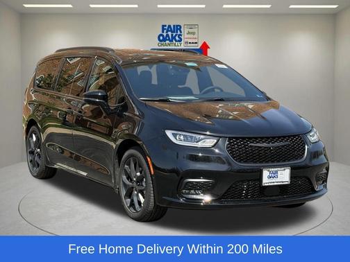 Diamond Black 2026 Chrysler Pacifica Select