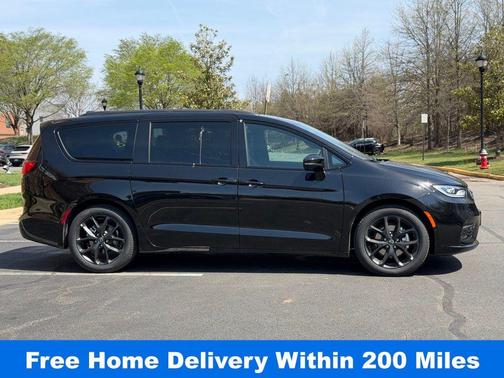 Diamond Black 2026 Chrysler Pacifica Select